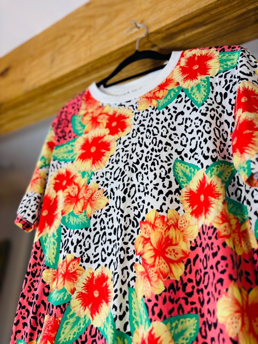 🌺 TNA Aritzia Floral & Leopard Print Tee – Size M 🌺 - Picture 8 of 8